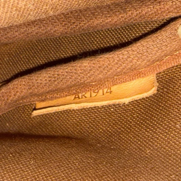 Louis Vuitton Saumur 30 in Monogramπ§‘ - Picture 16 of 17